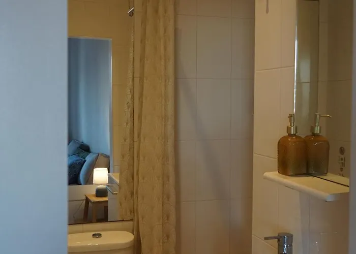 Alfama Facing Riverside Front * ליסבון